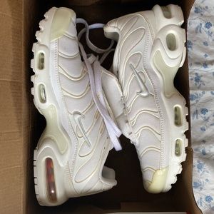 White Nike air max plus